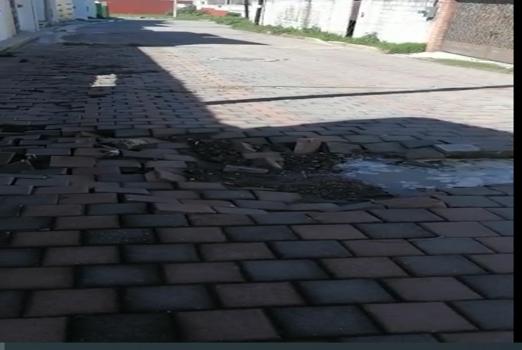 Chachapa, Amozoc, con hundimientos y drenajes colapsados que son foco de infección