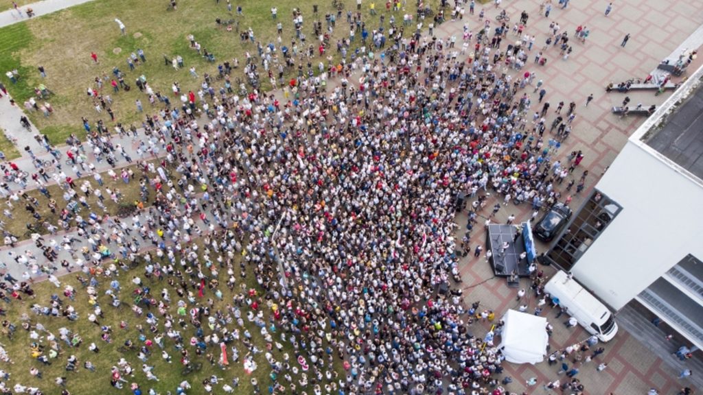 Belarús: las huelgas y protestas en los lugares de trabajo elevan la presión para que Lukashenko dimita