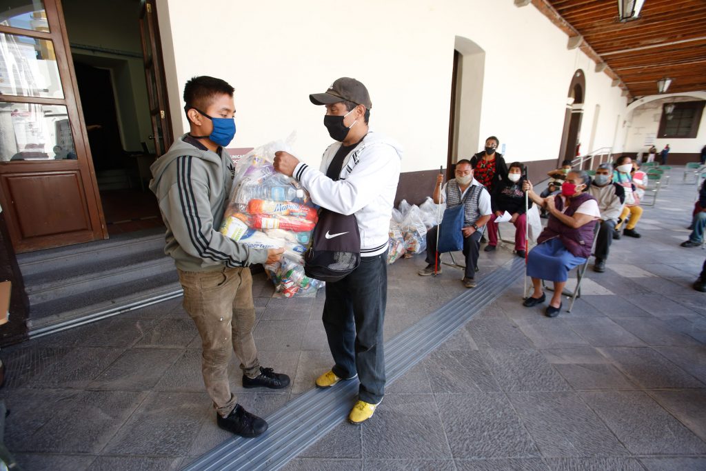 Entrega SEDIF paquetes alimentarios a personas con discapacidad visual