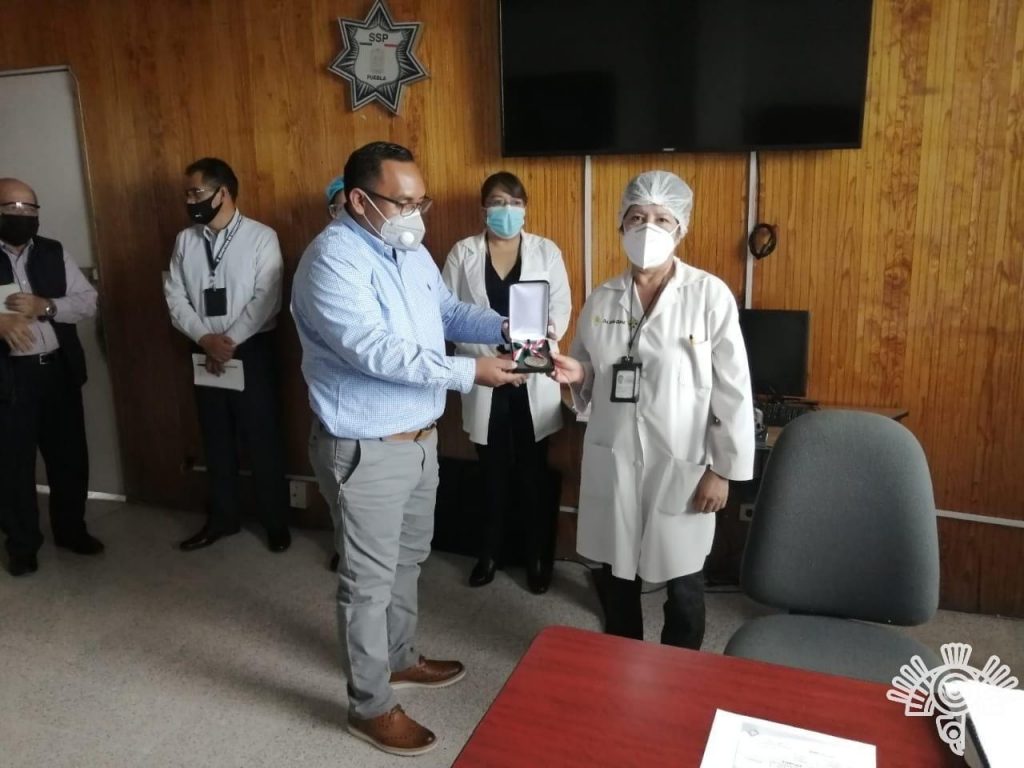 Órgano nacional otorga reconocimiento a jefa de servicios médicos en penal de San Miguel
