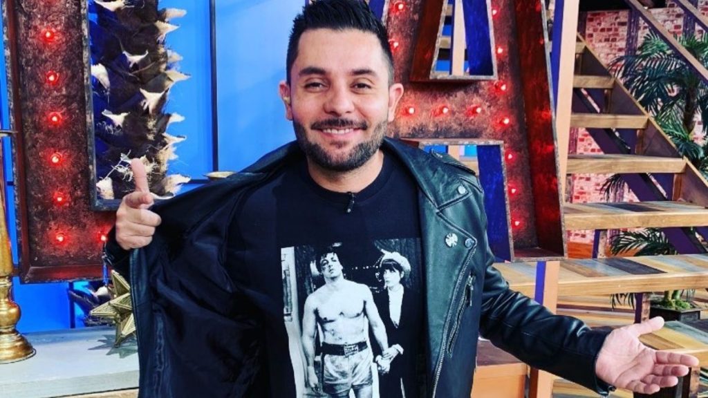 Ricardo Casares, quien tiene Covid-19, está conectado a un tanque de oxígeno