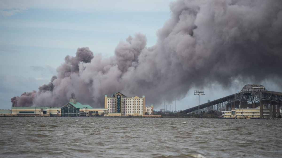 Huracán “Laura” provoca incendio en planta química de Luisiana