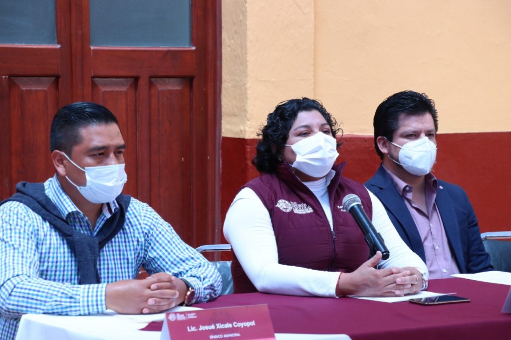 Karina Pérez Popoca celebra la devolución de terrenos expropiados por el morenovallismo.