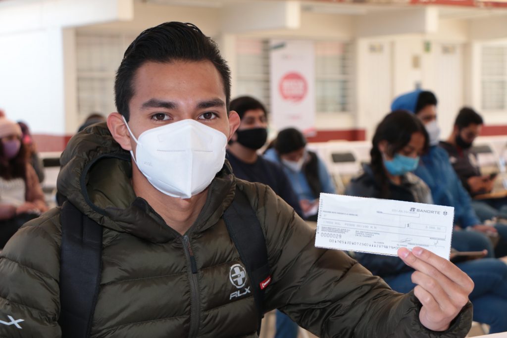 Reconoce Gobierno del Estado a estudiantes con la beca “Tu Prepa Terminada” en Apizaco