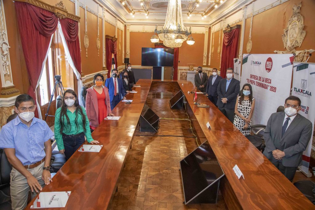  Marco Mena entrega beca “Tu Prepa Terminada 2020” a 3 mil 681 estudiantes