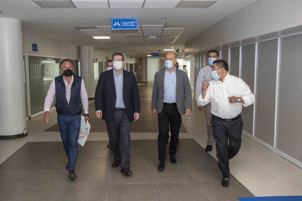 Marco Mena y Juan Ferrer supervisan avance del nuevo hospital general de Tlaxcala.