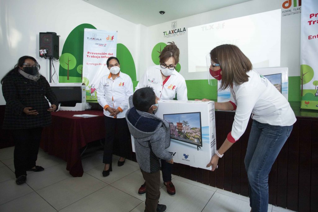 Entrega Sandra Chávez apoyos a estudiantes tlaxcaltecas para prevenir trabajo infantil 