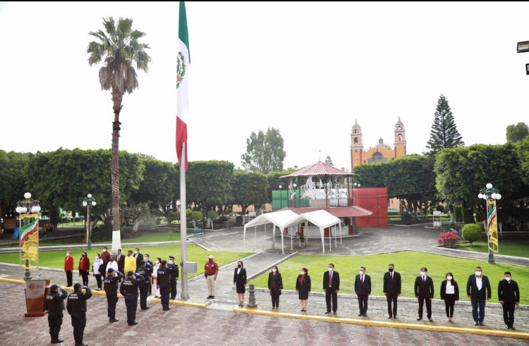 Encabeza Pérez Popoca ceremonia de izamiento por la conmemoración del CCX aniversario de la independencia de México