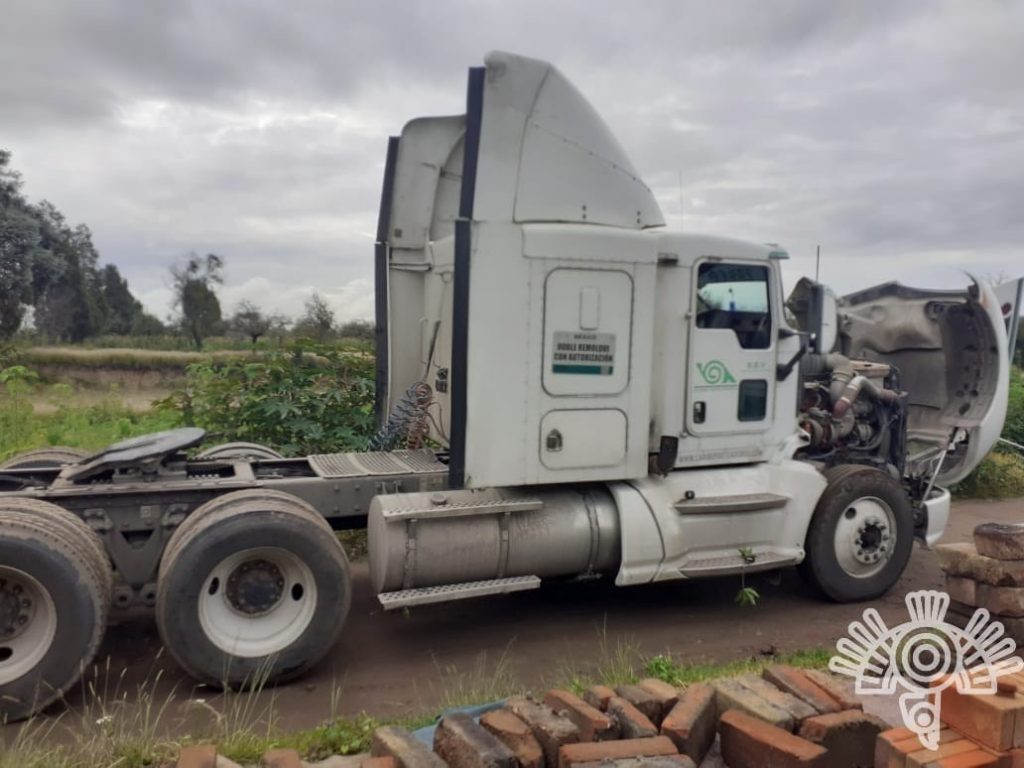 Detiene Policía Estatal a tres personas por robo de tractocamión