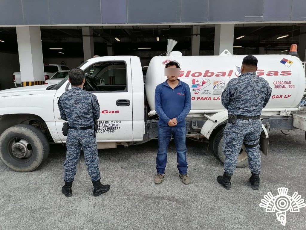 Detiene Policía Estatal a hombre que trasladaba combustible en una pipa en Tepeaca