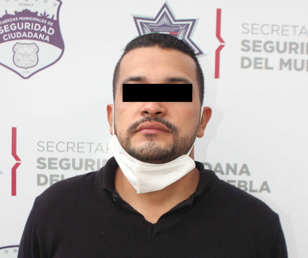 Detuvo Policía Municipal de Puebla a hombre por portación ilegal de arma de fuego.