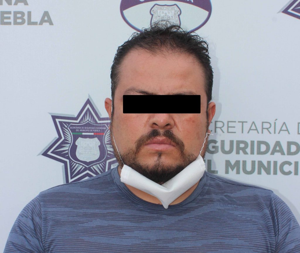 Detuvo Policía Municipal a dos hombres por robo a transeúnte.