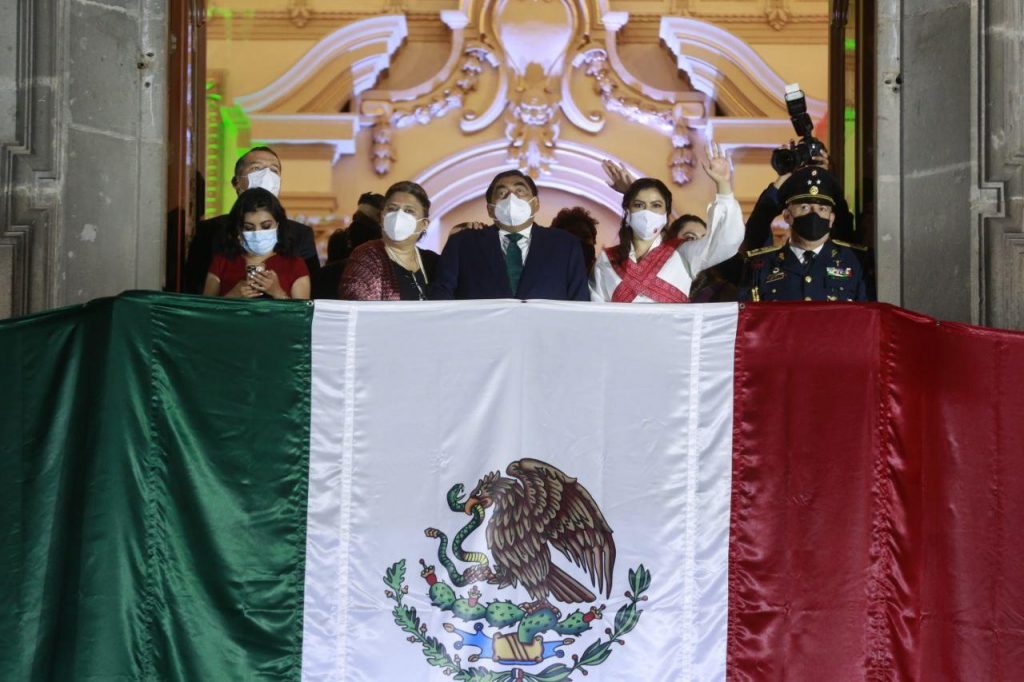 Fotonota: Mantener las medidas sanitarias y cuidar la salud, pide la presidenta municipal Claudia Rivera en el festejo patrio