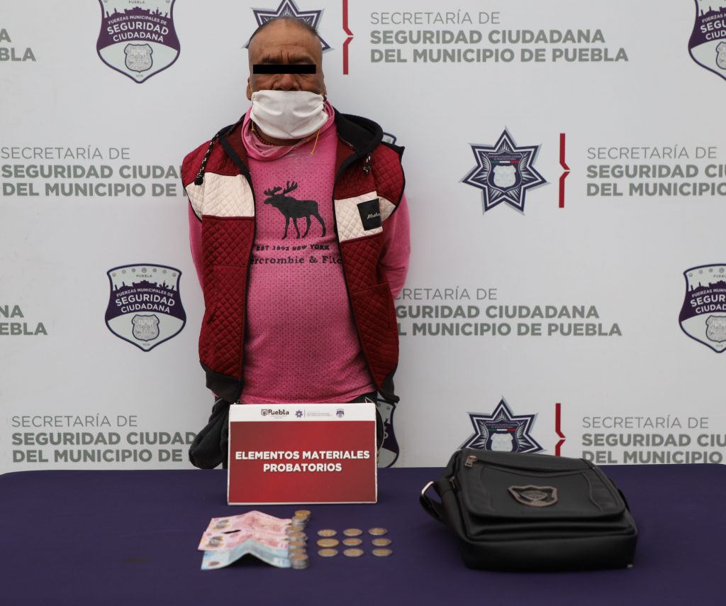 Detuvo Policía Municipal de Puebla a hombre por robo en agravio de chófer de la ruta 21.