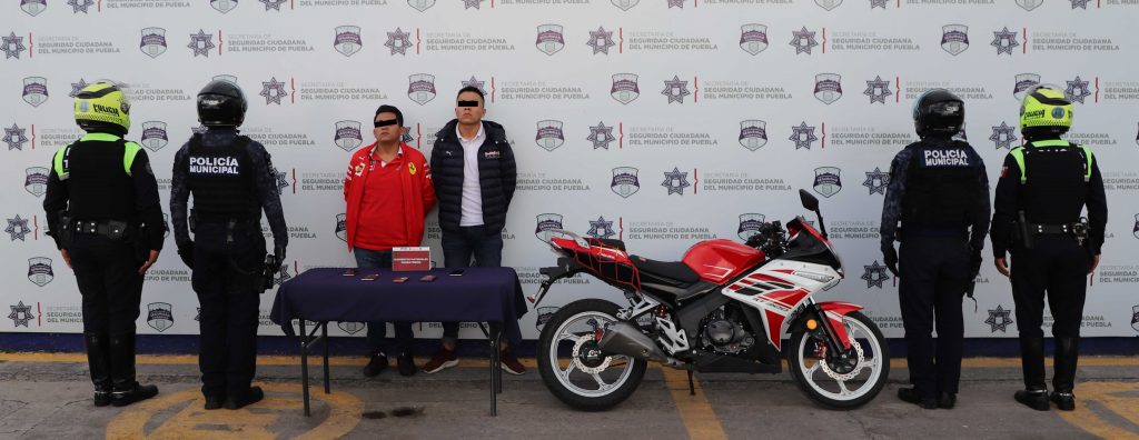 Detuvo Policía Municipal de Puebla a dos hombres por robo a distribuidora Movistar del Centro Histórico.