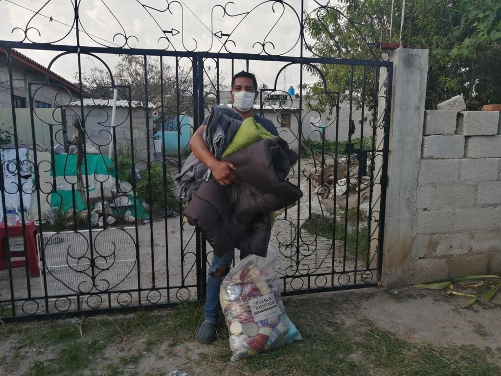 Entrega SEDIF apoyos a familias de Flor Batavia afectadas por lluvias