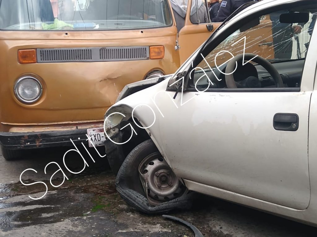 Roban vehículo y en su huida chocaron contra una combi en Clavijero