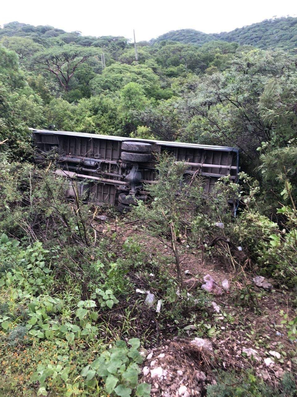 Autobús vuelca en la Valsequillo-Huehuetlán; una menor lesionada