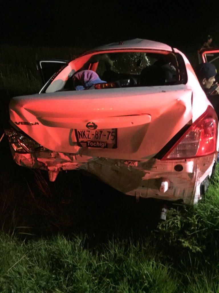 Conductor de un vehículo Nissan tipo Versa sufrió un aparatoso percance sobre la autopista México – Puebla