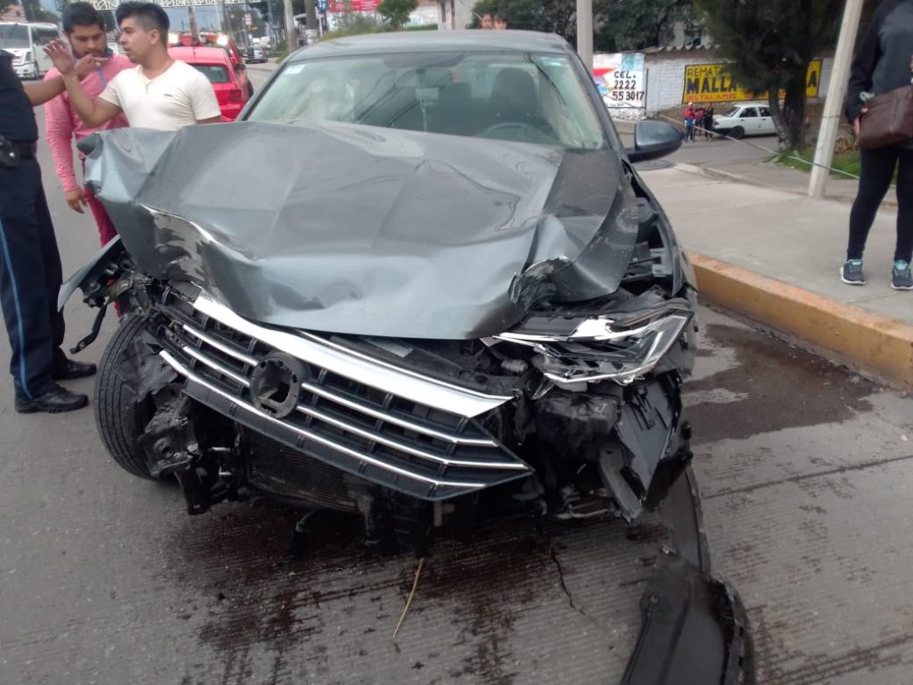 Imprudente conductor de un Jetta último modelo derriba poste de Telmex