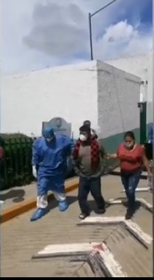 Video desde Puebla y Fotonota: Personal del hospital de Chignahuapan despide con aplausos a paciente que derrotó al Covid19