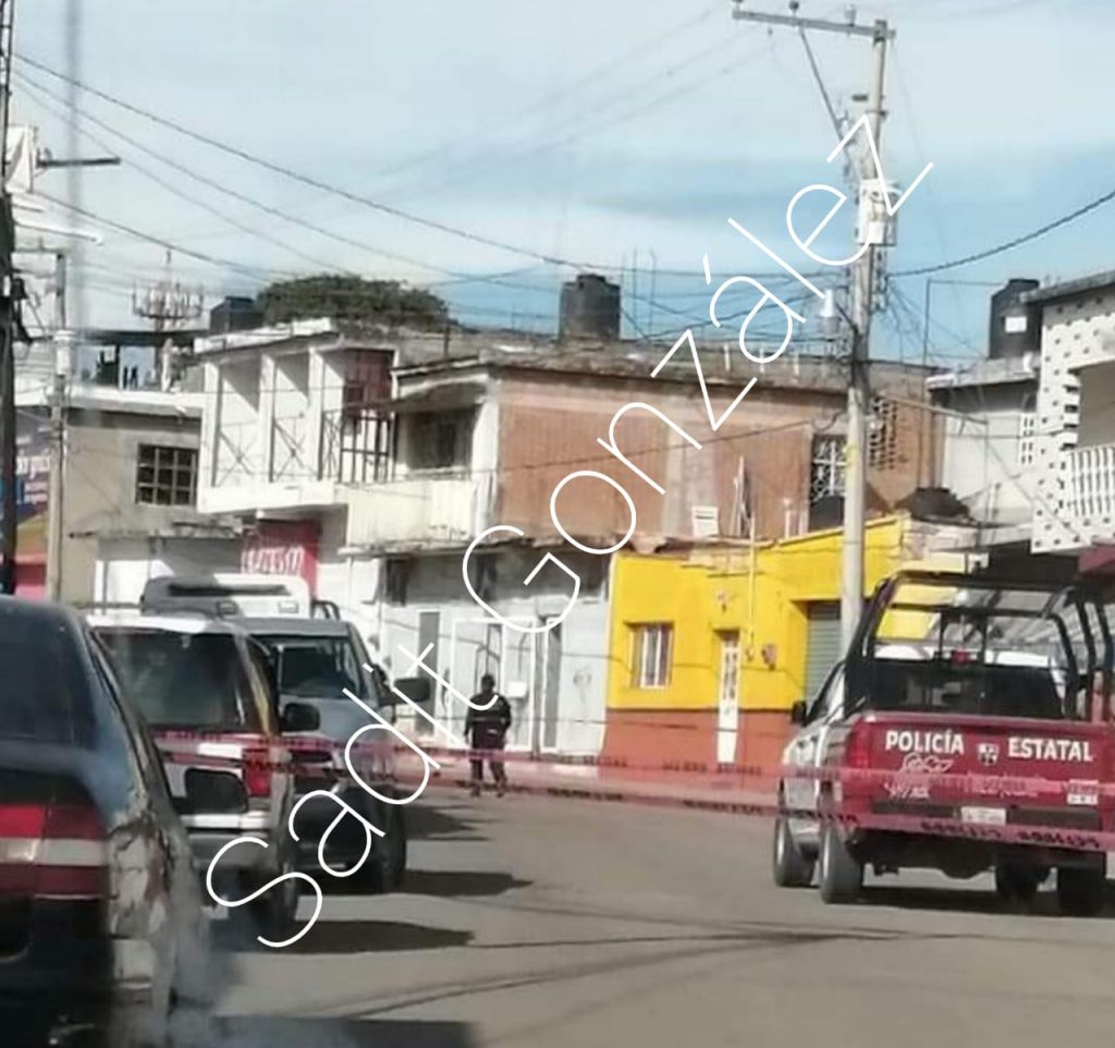 Asesinan a un hombre en asalto a banco Azteca en Atencingo