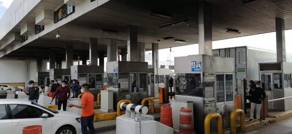 Choferes de Didi tomaron la caseta de Amozoc y permiten pasar sin pagar