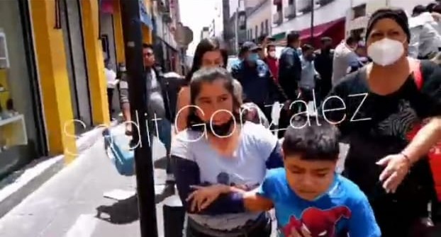 Video desde Puebla: Enfrentamiento entre informales e inspectores en pleno Centro Histórico