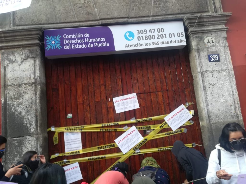 Grupos feministas clausuran simbólicamente la CEDH