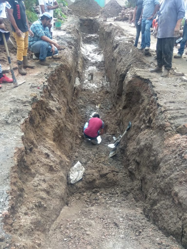 Habitantes levantan colecta para arreglar calle que se niega a reparar el edil de Amozoc