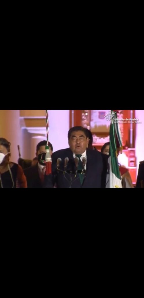 Video desde Puebla: Gobernador Barbosa y Claudia Rivera dan sendos Gritos de Independencia en el Palacio Municipal