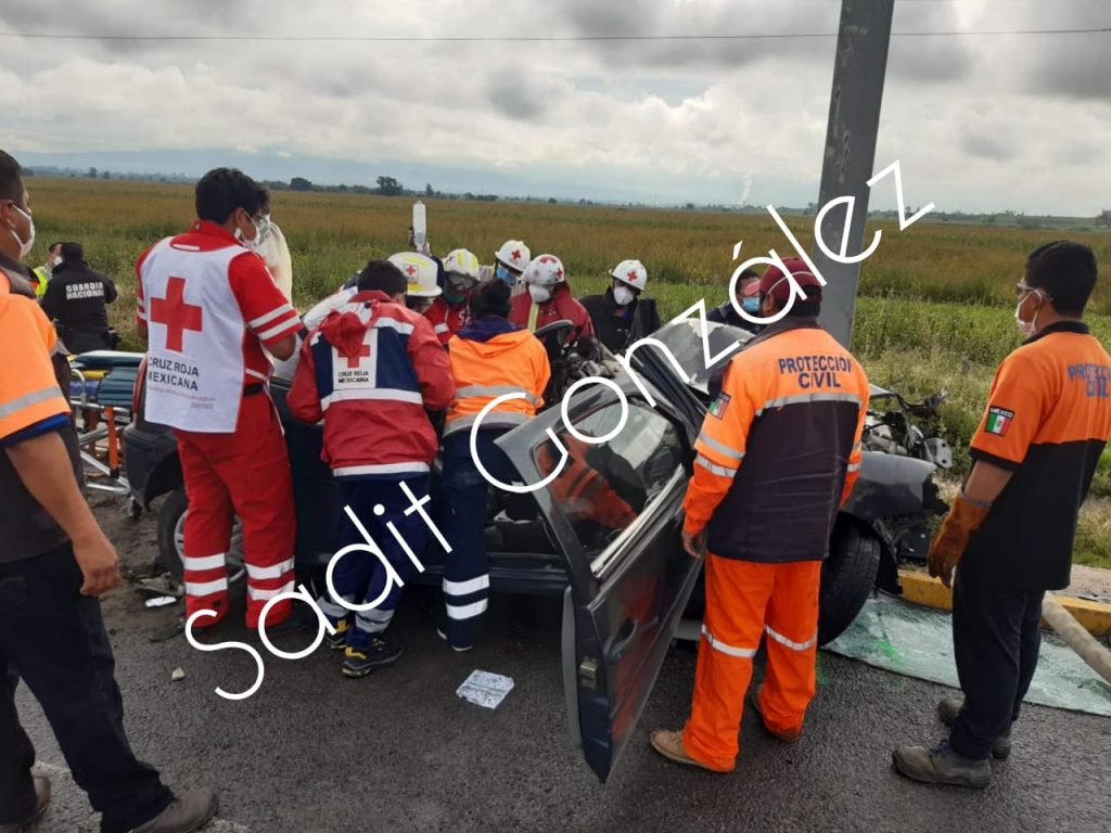 Choca y queda prensado en el bulevar Aeropuerto, en Huejotzingo