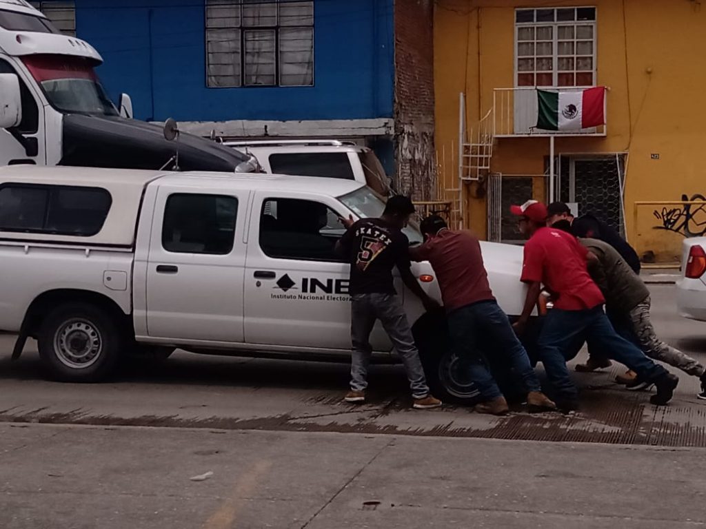 Un verdadero peligro alcantarillas abiertas sobre la federal a Tehuacán en el tramo Chachapa-Amozoc