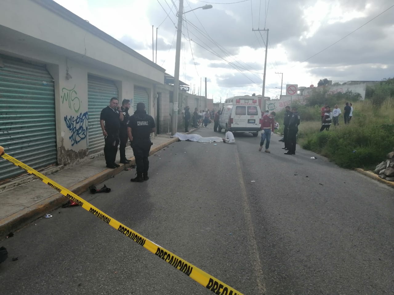 Pareja de motociclistas fallece en Chachapa al impactarse contra un poste