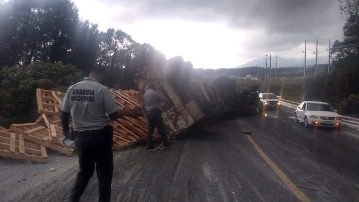 Se registró un aparatoso accidente sobre la carretera federal Amozoc-Oriental