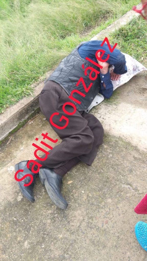 Toro embiste a un señor en Xochimehuacan