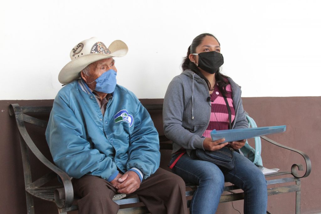 Con apoyo del SEDIF, Don Gabriel tramita su acta de nacimiento