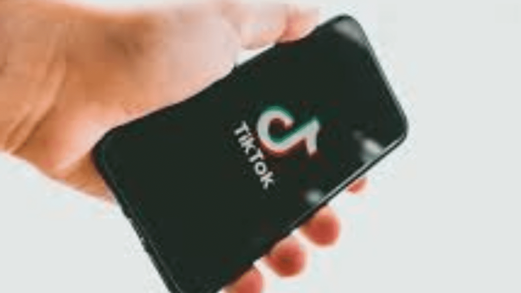 Indignación, una joven baila el Himno Nacional Mexicano en TikTok y es acusada