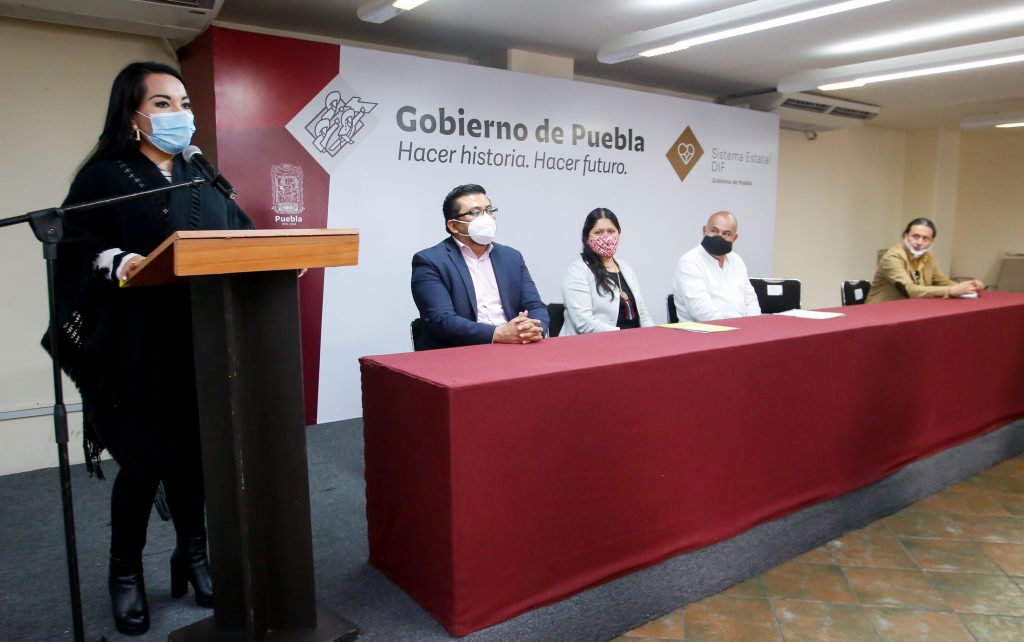 Recibe gremio artístico paquetes alimentarios por parte del SEDIF