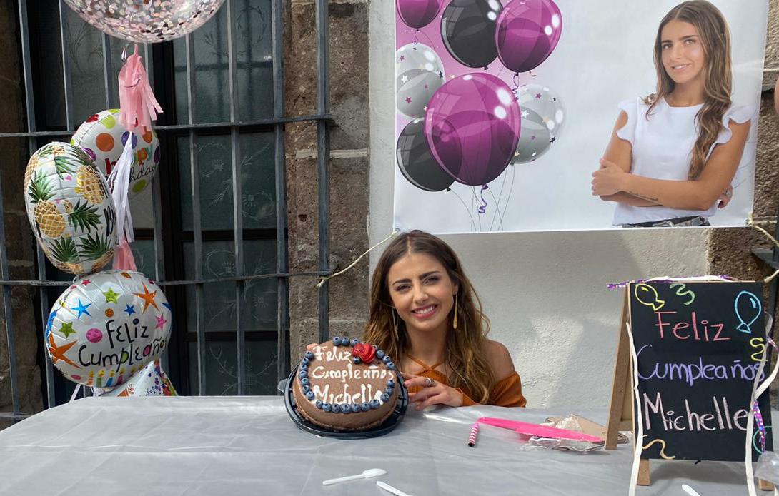 Elenco y producción de la telenovela “Quererlo Todo” le festejan su cumpleaños a Michelle Renaud