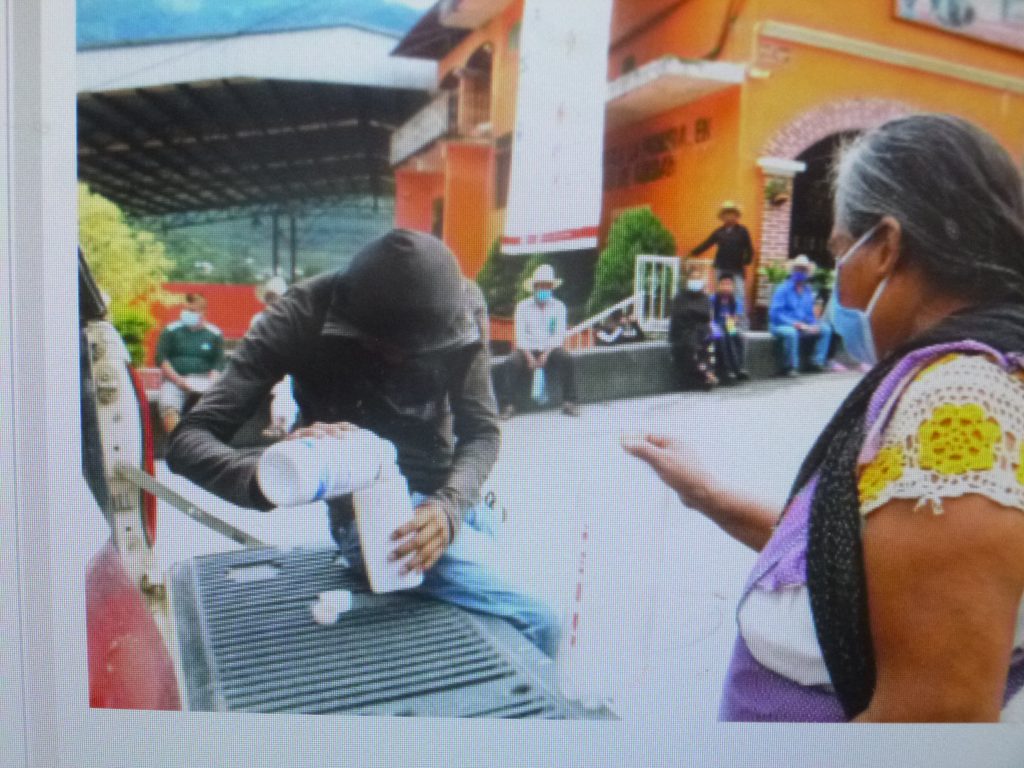 Entregaron agroquímicos a cafeticultores de Huitzilan de Serdán