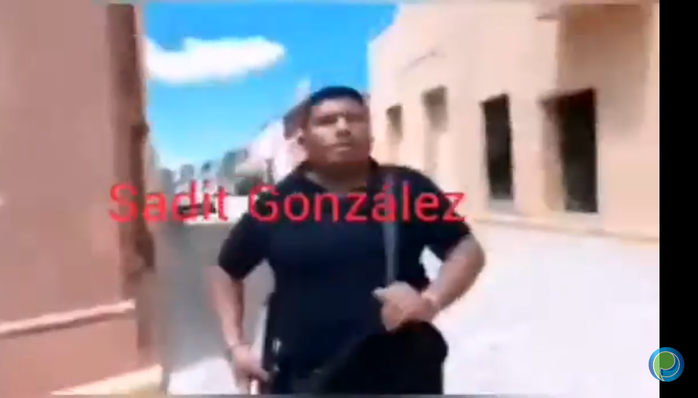 Graban a policía intimidando con su arma a ciudadano en Santiago Miahuatlán