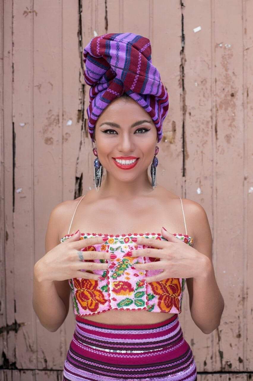 La cantante Alejandra Robles habla sobre su textil favorito que usa en su vestuario