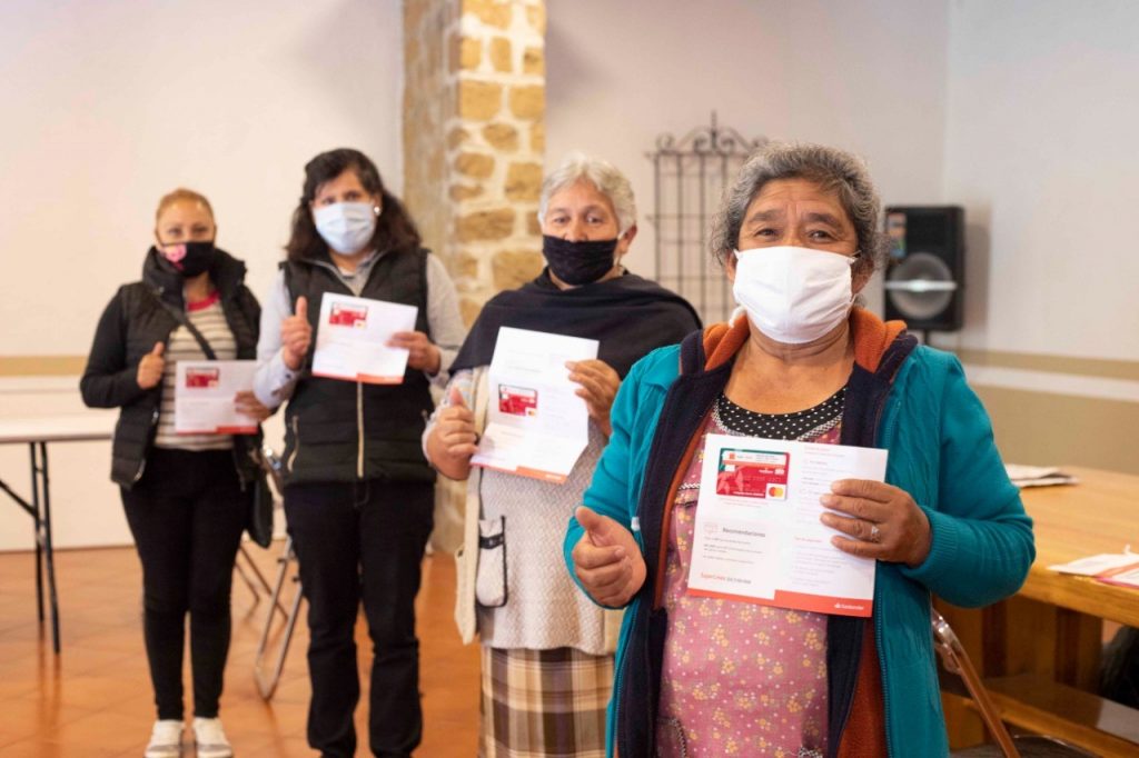 Entregan tarjetas bancarias a beneficiarios del programa “Supérate”