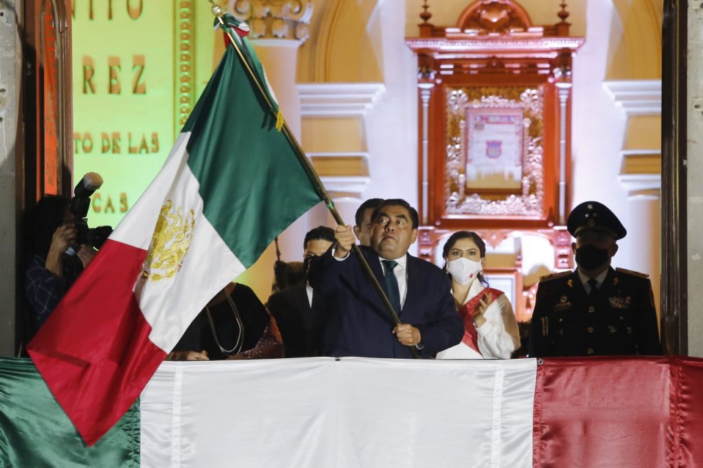 En la ceremonia del Grito de Independencia, gobernador Barbosa rinde homenaje a los trabajadores del sector Salud