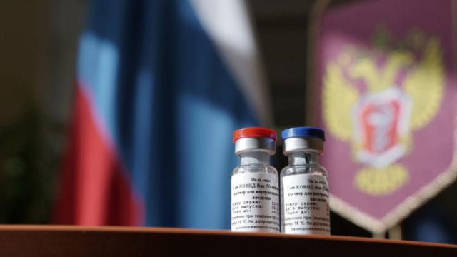 México albergará ensayos de fase 3 de vacuna rusa en octubre: Ebrard