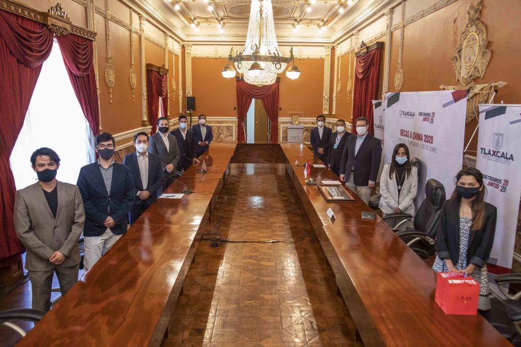 Marco Mena se reúne con estudiantes que obtuvieron la “Beca a China 2020”