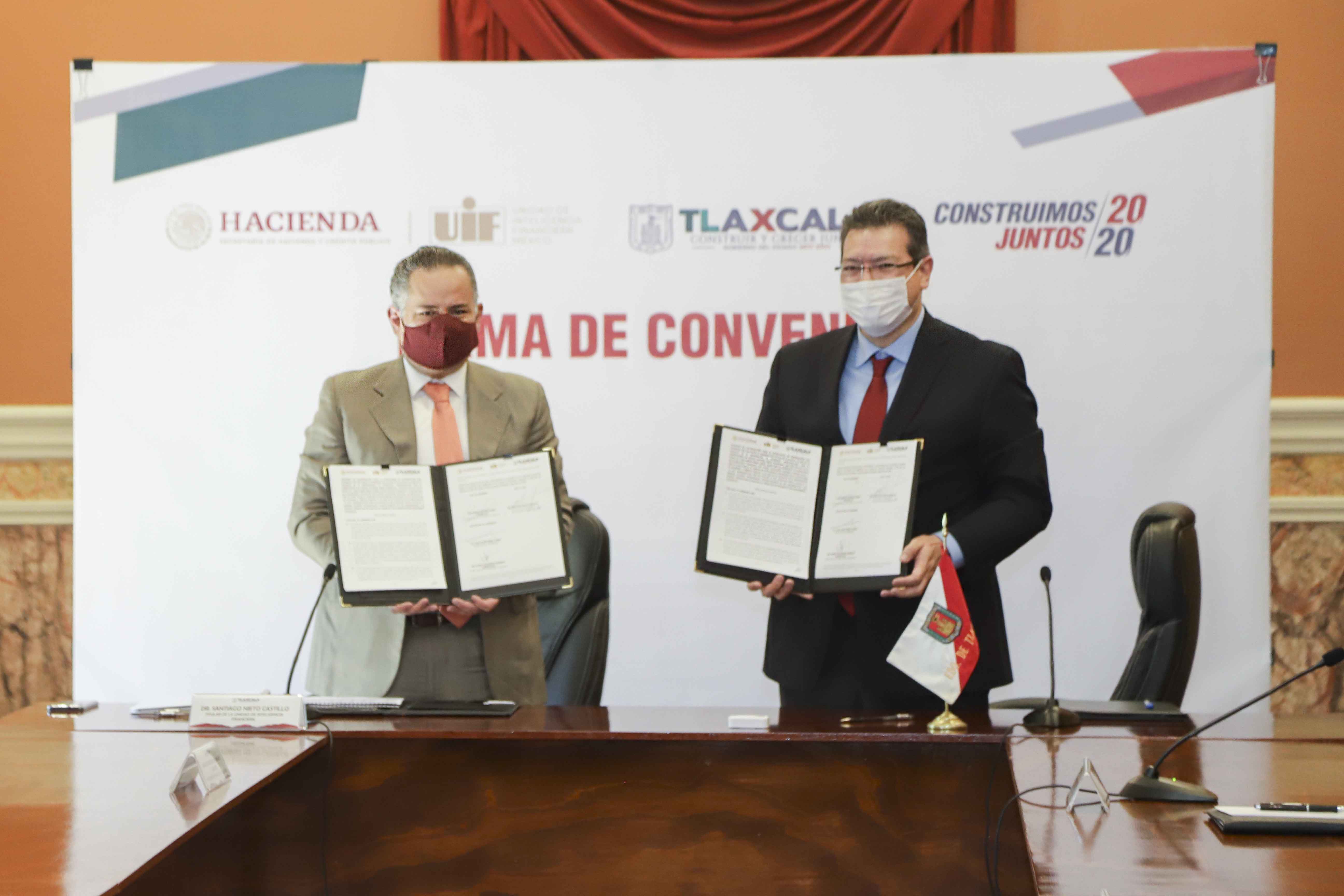 Marco Mena y Santigo Nieto firman convenios para combatir uso de recursos ilícitos.