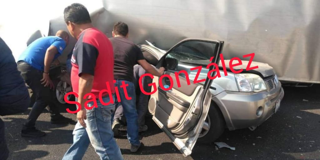 Caos en la México-Puebla; tráiler se vuelca sobre dos vehículos en Tlahuapan