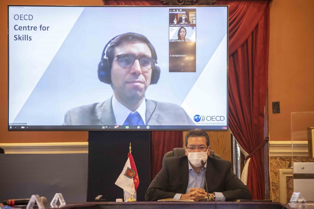 Marco Mena inicia taller OCDE sobre estrategias laborales en Tlaxcala.